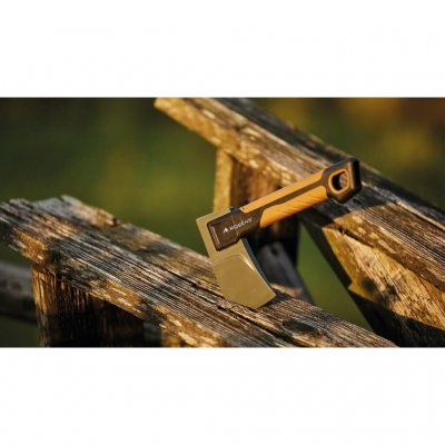 Kleinere Outdoor-Axt von Robens, perfekt für Wanderungen.