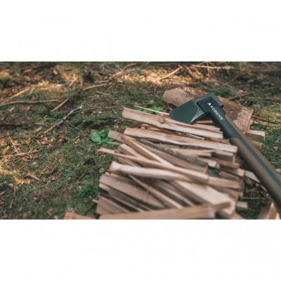 Kleinere Outdoor-Axt von Robens, perfekt für Wanderungen.