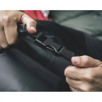Dry Bag aus strapazierfähigem Nylon mit Rollverschluss. Hält den Inhalt trocken und sauber.
