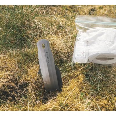 Die Schaufel verfügt über Löcher zur Befestigung an einer Schnur oder einem Schlüsselring.