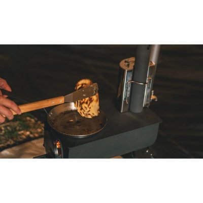 Stainless steel spatula with a long wooden handle. Thanks to its length, it is perfect for cooking over an open fire.