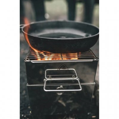 Kochen Sie mit Holz, Zweigen oder anderen kleinen natürlichen Materialien, die die Natur zu bieten hat.