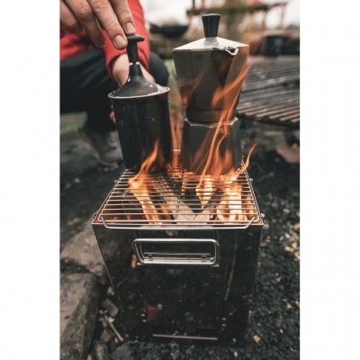 Outdoor-Kocher für Holz, Zweige oder andere Brennstoffe direkt aus der Natur.