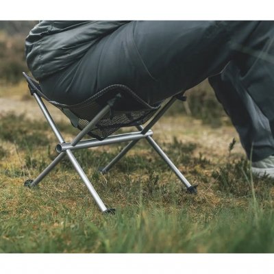 Leichter und packfreundlicher Hocker mit einer Sitzhöhe von 32 cm.