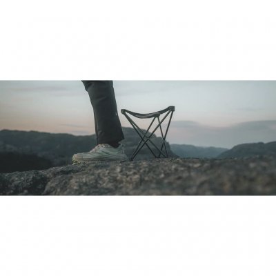 Extrem leichter und sehr packfreundlicher Hocker mit robustem Rahmen und bequemer Sitzfläche.