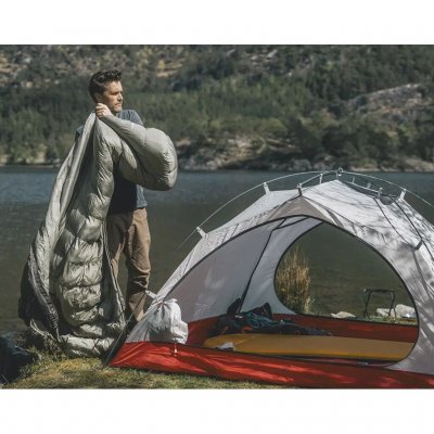 Der Robens Gully verwendet eine Hybridisolierung, die Daunen mit Isofill kombiniert, wobei die Oberseite eine Daunenmischung für