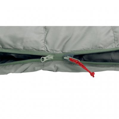 Der Reißverschluss kann von unten geöffnet werden, um die Belüftung im Schlafsack zu erhöhen.