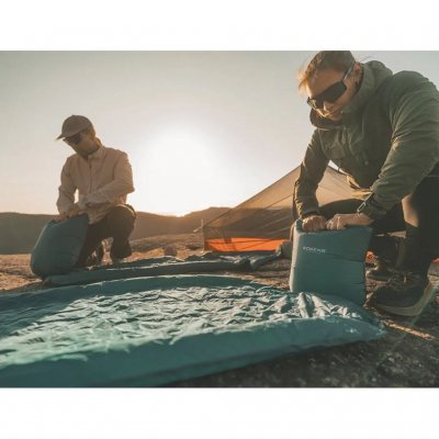 Die Isomatte lässt sich mithilfe des mitgelieferten Pumpsacks einfach aufblasen.