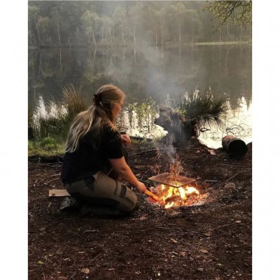 Leichter und kompakter Grillrost aus Edelstahl für offenes Feuer oder Glutbett.