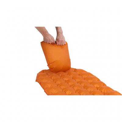 Die Isomatte lässt sich mithilfe des mitgelieferten Pumpsacks einfach aufblasen.