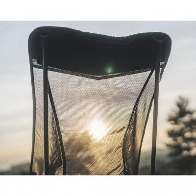 Hohe Rückenlehne. Meshpaneele bieten guten Komfort und Atmungsaktivität.