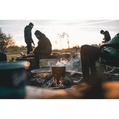 Ein 6-Liter-Edelstahltopf mit Griff und Befestigungspunkt zum Aufhängen über dem Feuer.