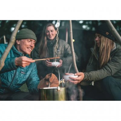 Der Topf hat einen Griff mit Befestigungspunkt zum Aufhängen über dem Feuer.