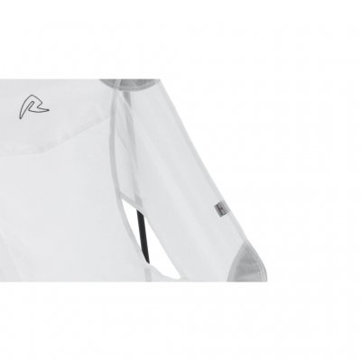 Aussparungen im Stoff sorgen für bessere Atmungsaktivität und ein geringeres Gesamtgewicht.