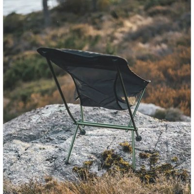 Packfreundlicher Stuhl mit extra breiter Sitzfläche, für Camping und Outdoor-Aktivitäten.