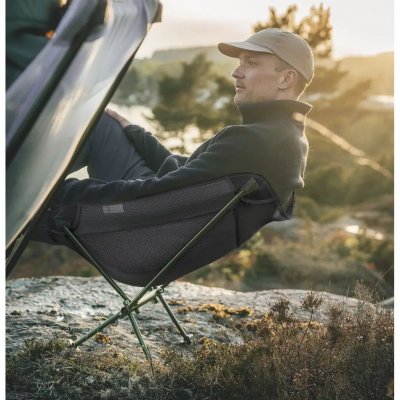 Kompakter Campingstuhl mit extra breiter Sitzfläche. Netzpaneele sorgen für eine gute Atmungsaktivität.