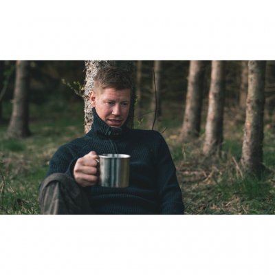 Robuster Becher aus Edelstahl mit klappbarem Griff – perfekt für Outdoor-Aktivitäten und Camping.