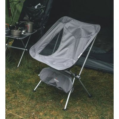 Leichter Stuhl mit höherer Sitzhöhe, für Camping und Outdoor-Aktivitäten.