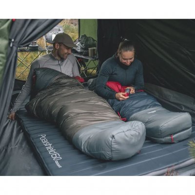 Dank der Schaumfüllung ist die Isomatte bequem für zwei Personen zum Schlafen, da sie das Gewicht verteilt und matratzenähnliche