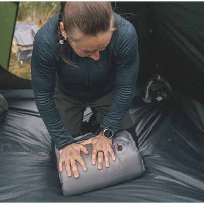 Zuverlässige 6 cm dicke Isomatte mit kleinem Packmaß und strapazierfähigem Material.