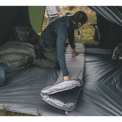 Trotz ihrer Größe hat die Isomatte ein kleines Packmaß und ein geringes Gewicht. Tragetasche inklusive.