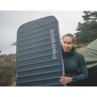 Isomatte von Robens mit kleinen vertikalen Aussparungen an den Seiten, die das Gewicht reduzieren und eine gleichmäßige Isolieru