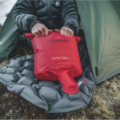 15-Liter-Drybag, der eine aufblasbare Isomatte schnell und einfach aufbläst, ohne Feuchtigkeit hinzuzufügen.