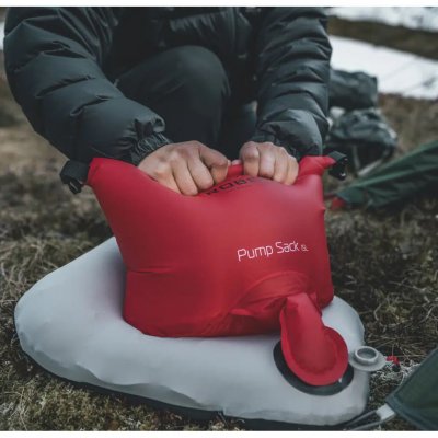 Der Robens 25L Pumpsack hat eine extra lange Düse, die die Anwendung erleichtert.