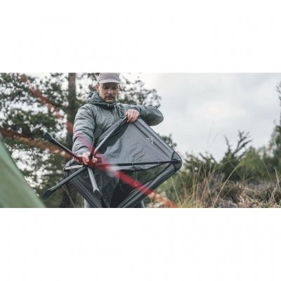 Das teleskopische Design macht den Stuhl schnell und einfach auf- und zusammenklappbar.