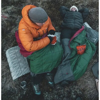 Die Robens Slumber Roll Pro Isomatte mit geschlossenzelliger Konstruktion verbessert die Isolationsleistung des Schlafsacks.