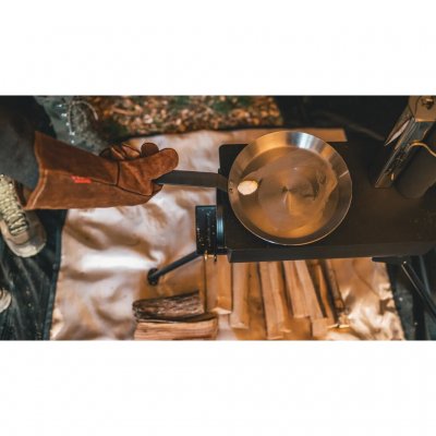 Bratpfanne aus Stahlblech mit extra langem Griff und ohne Holzteile, perfekt zum Kochen über offenem Feuer oder im Ofen.