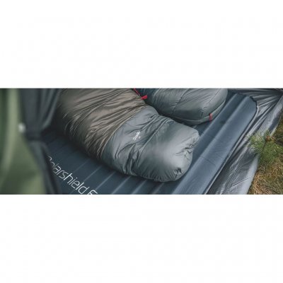 Das Fußende des Schlafsacks verfügt über eine Haiflossenkonstruktion (an die Füße angepasst).