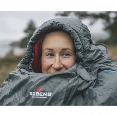 Die Kapuze des Schlafsacks bietet Schutz für Hals und Nacken und minimiert den Wärmeverlust durch die Öffnung des Schlafsacks.