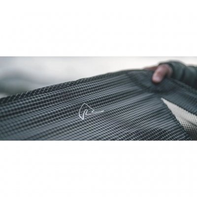 Sitzfläche aus Ripstop-Nylon und atmungsaktive Seitenpaneele aus Meshgewebe.