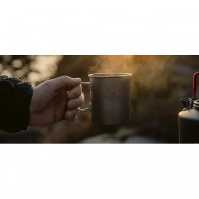 Robuster Titanbecher mit einem Fassungsvermögen von 450 ml.