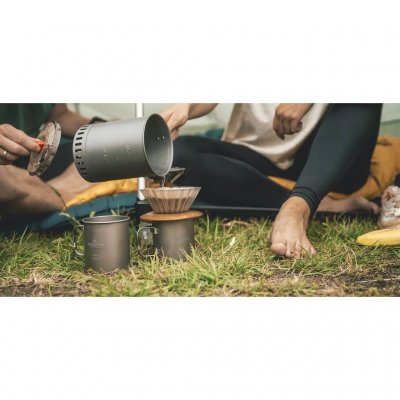 Geräumiger Becher aus robustem Titan.