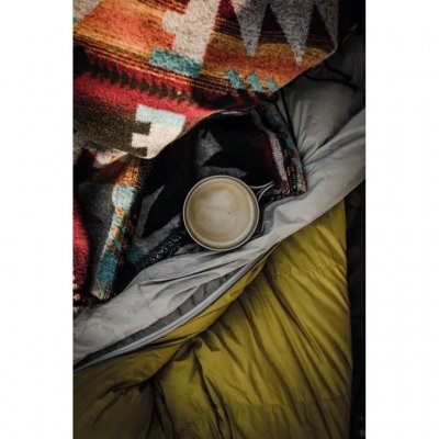 Geräumiger Titanbecher – perfekt für Outdoor-Aktivitäten und Camping.