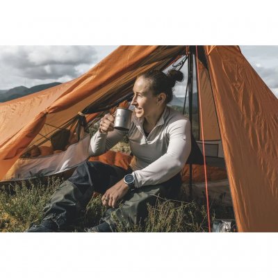 Robuster Titanbecher mit klappbaren Griffen und geringem Gewicht.