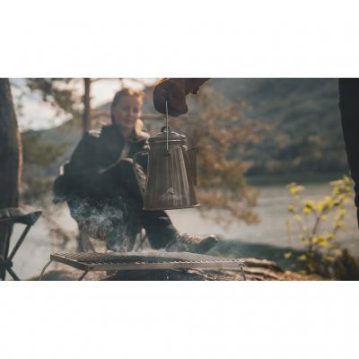 Emaille-Kaffeekessel, der sowohl auf dem Herd als auch über offenem Feuer verwendet werden kann.