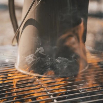 Robens Tongass Emaille-Kaffeekessel funktioniert ebenso gut auf dem Campingkocher wie über offenem Feuer.