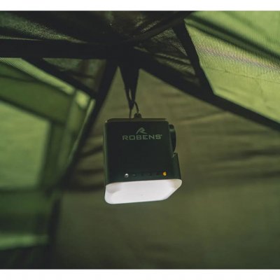 Die Pumpe hat eine Schlaufe zum Aufhängen und kann so als Lampe im Zeltdach verwendet werden.