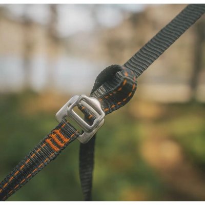 Die Hängematte verfügt über starke Aufhängeriemen und robuste Aluminiumschnallen.