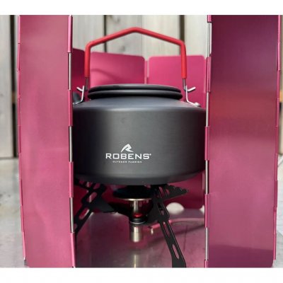Der Robens Windschutz für Kocher hat ein geringes Gewicht und ein kompaktes Packmaß
