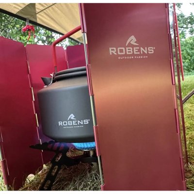 Der Windschutz ist leicht und hoch genug, um einen auf einer niedrigen Gaskartusche montierten Kocher zu schützen.