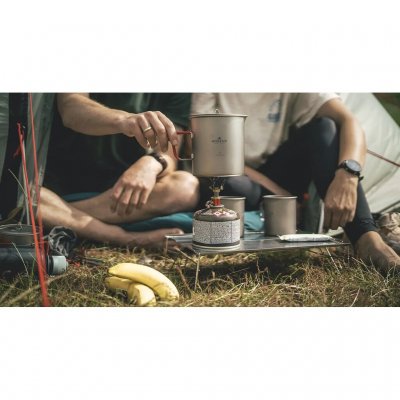 Kleiner klappbarer Tisch, der eine gute und stabile Fläche zum Kochen im Freien bietet.