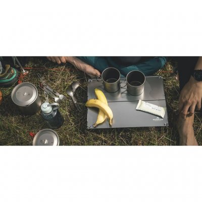 Kleiner klappbarer Tisch, der eine stabile Basis zum Kochen im Freien bietet.