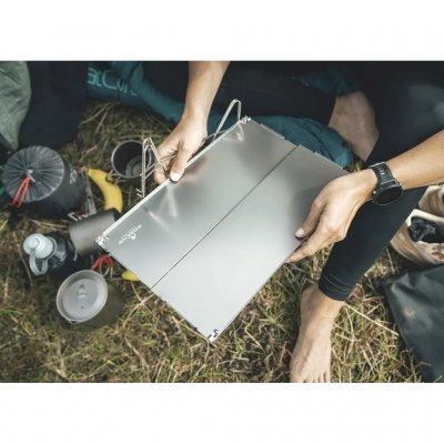 Der Tisch lässt sich leicht montieren und zusammenklappen.