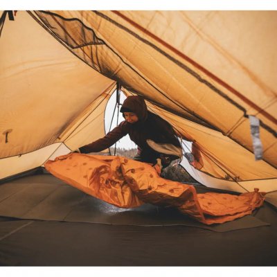 Vielseitige, klassische Isomatte, die sich gleichermaßen zum Sitzen oder Liegen sowie als Schutz oder Isolierung eignet.