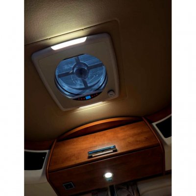 Smart Living Roof Fan från insidan av husbilen eller husvagnen.