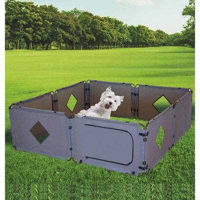 Tragbares Hundegehege für Camping und Outdoor-Aktivitäten.